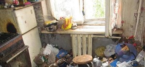 Вонь, кучи мусора и сотни тараканов: старушка превратила свою квартиру в свалку (видео)