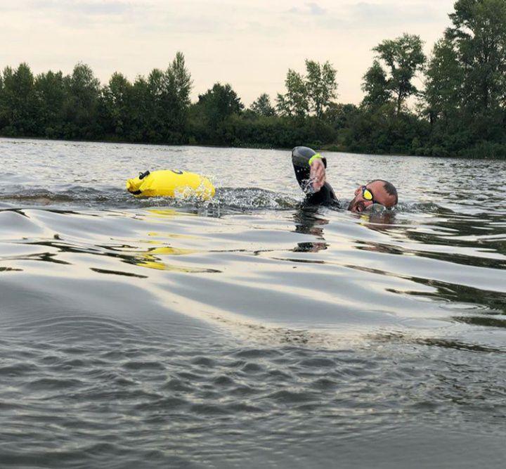 Михаил Романишин во время заплыва через Днепр. Фото из инстаграма спортсмена.