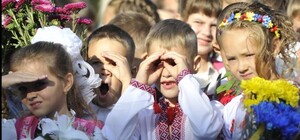 Повеселилися: у Львові під час першого дзвоника хлопець влучив каменем у польського дипломата