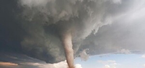Под Одессой снова заметили смерч: опубликовано видео