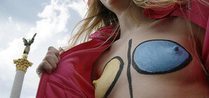 «Феменки» в костюмах Евы решились выйти на Майдан