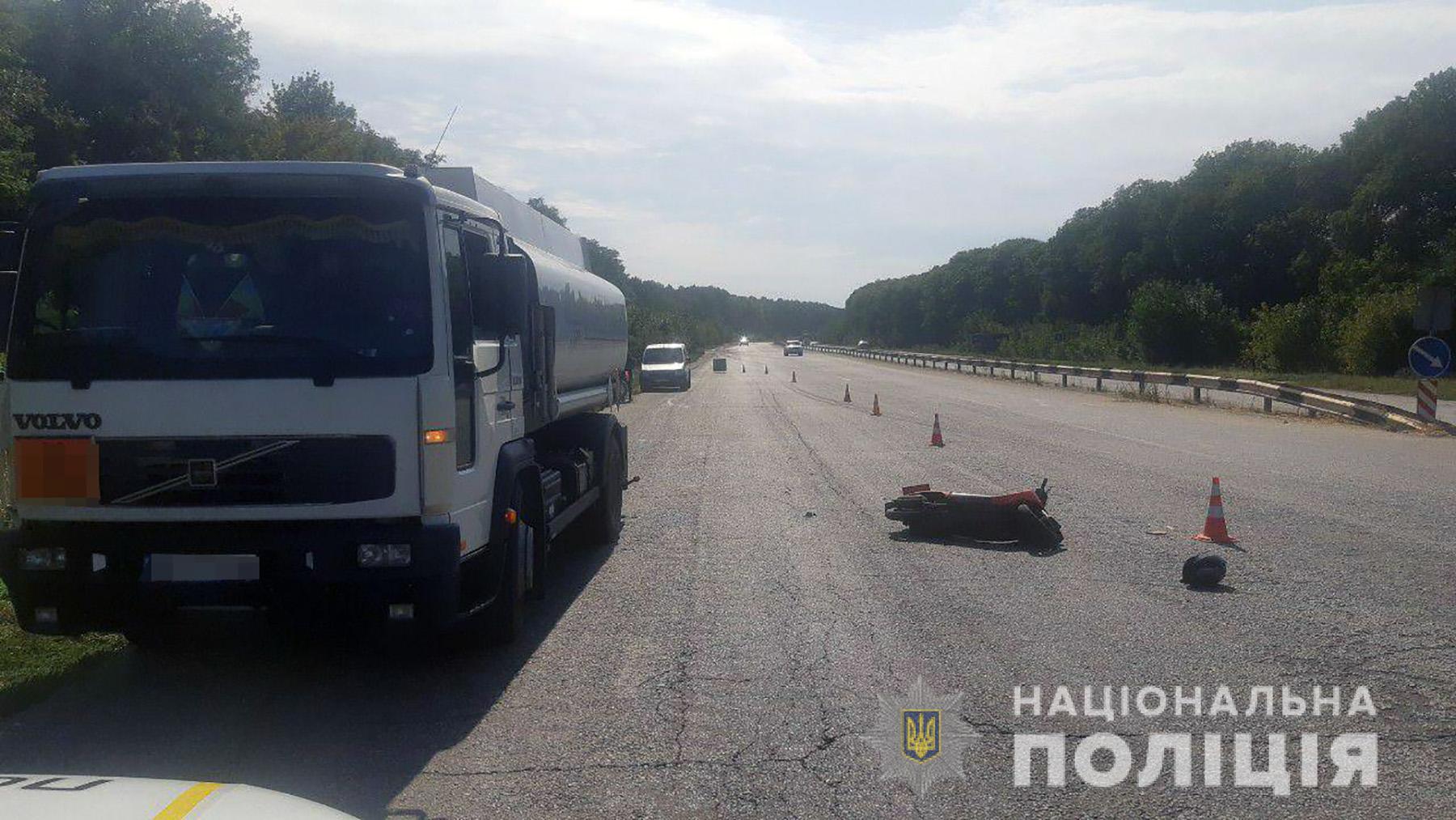 На запорожской трассе мопед столкнулся с грузовиком. Фото: Нацполиция