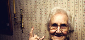 Видеофакт: в Запорожье снова заметили бабушку на гироскутере