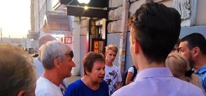 Разбила голову до крови: в Харькове администратор поликлиники напала на уличного музыканта