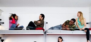 Плюс один: в столице открыли хостел в старых вагонах метро