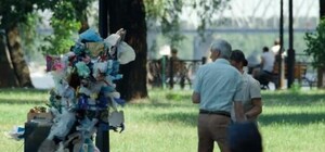 Зацени: в центре Киева гора мусора гонялась за людьми