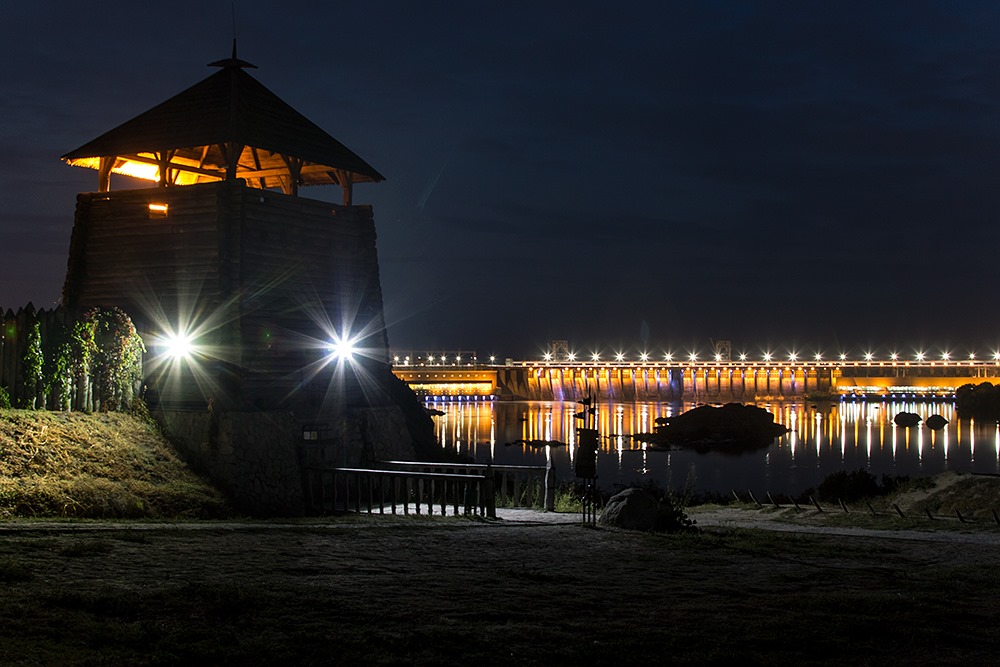 Ночная Запорожская Сечь. Фото: fb Юрий Батаев