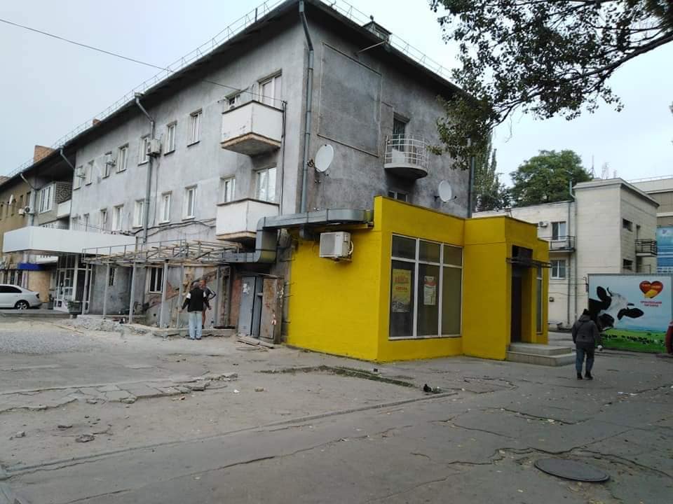 В центре города снова испортили фасад памятника архитектуры. Фото: fb Полина Холодкова