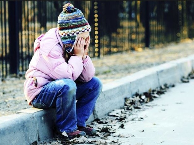 Новость - События - “Закрой рот и сиди молча”: под Запорожьем ребенок замерзал на глазах у прохожих (фото)