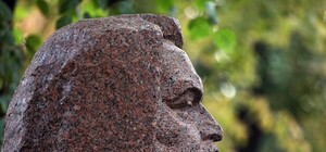 Это же Ленин: киевлян повеселил бюст Бальзака, который открыли к 220-летию писателя