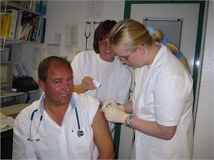 В первую очередь прививки получили медработники.
Фото kp.ua.