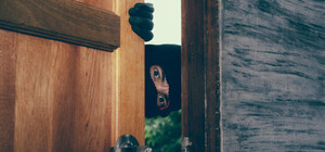 На Нагорке неизвестные выгнали семью из квартиры и не дают забрать даже кошку