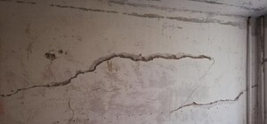 Залитый подвал и огромные трещины: на Западном может обвалиться многоэтажка