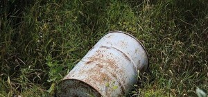 Токсичное болото: на Правом берегу сливают химикаты в самодельную канаву