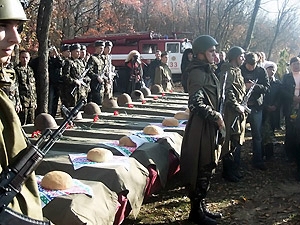 Бойцов Великой Отечественной похоронили с почестями через 65 лет после Победы.
Фото автора.