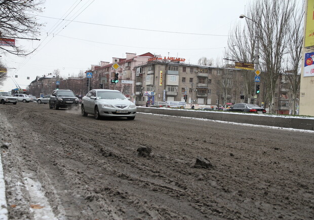 Запорожцы столкнулись с проблемами первого снега.
