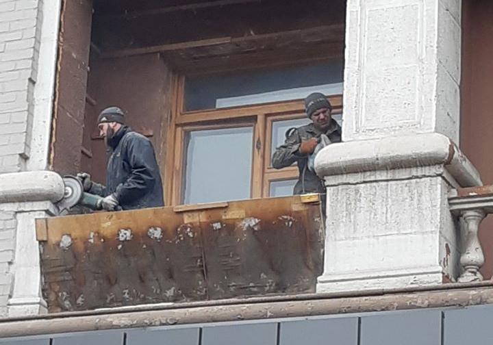 Новость - События - Все ради балкона: в городе снова испортили фасад памятника архитектуры (видео)
