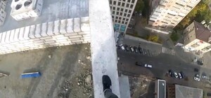 Ногой зацепился: в Днепре с трубы сорвался малолетний руфер (видео)