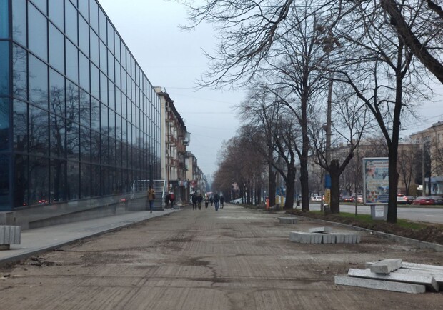 В Запорожье на проспекте Соборном меняют асфальт на тротуаре / фото: Анна Покровская