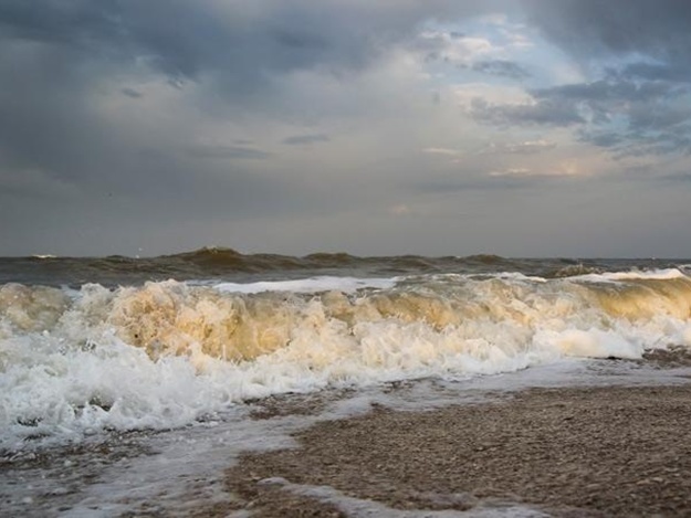 Шторм на Азовском море. Фото: yuris-design.io.ua
