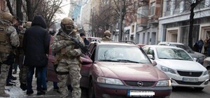 Спецназ, толпы людей и много денег: что происходит на улице Воскресенской