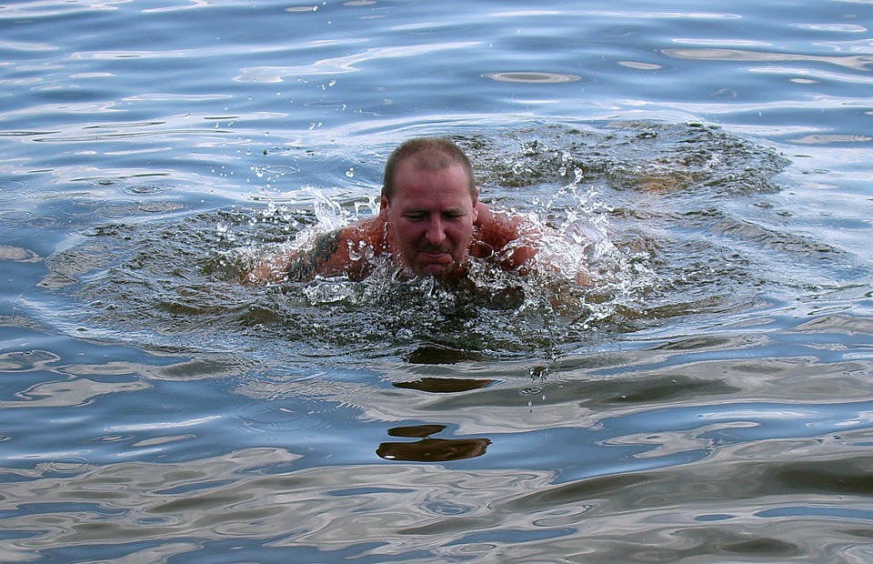 В Запорожье на Центральном пляже купается мужчина / pixabay.com