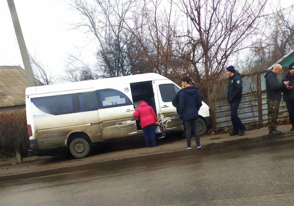 На Осипенковском маршрутка с пассажирами попала в ЖТП. Фото: tg-канал "Автоканал-Запорожье"