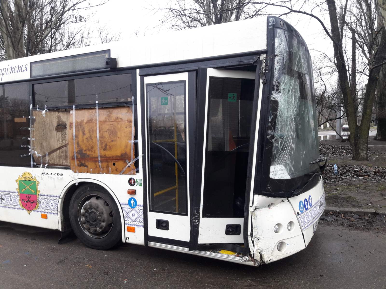 Автобус серьезно пострадал /фото: akzent.zp.ua