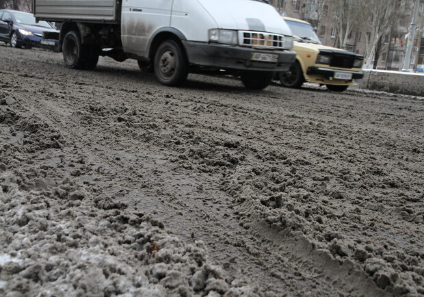 Коммунальщики весь день убирали "кашу" с дорог.
Фото Александра Карпюка.