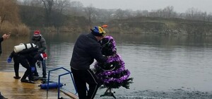У рыбок тоже будет праздник: днепровские дайверы установили елку под водой