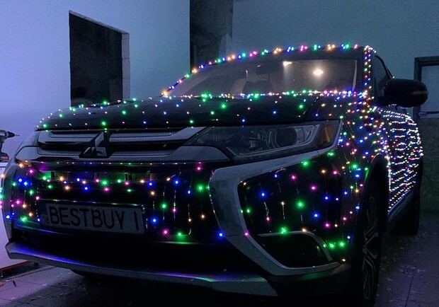 Новогоднее авто в Запорожье / фото: @avtosvetzp