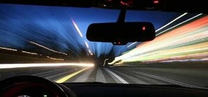 Днепровский форсаж: внедорожник не вписался в поворот и влетел в светофорный столб