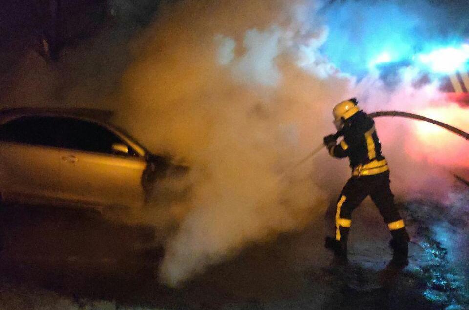 В Запорожье ночью в разных частях города горели машины / фото: ГСЧС