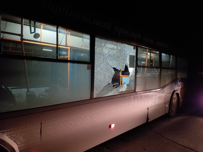 В Запорожье в автобус №34а бросили кирпич / Районна адміністрація Запорізької міської ради по Заводському району