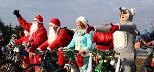 Санта рулит: в Запорожье прошел праздничный велопробег