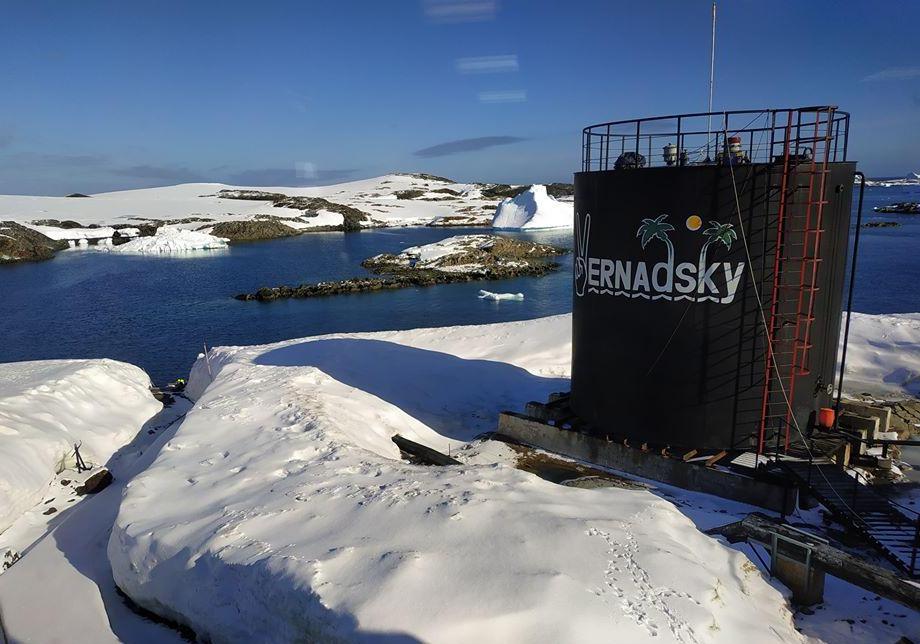 Не забывать о близких: полярники со станции Вернадского поздравили украинцев с Новым годом. Видео