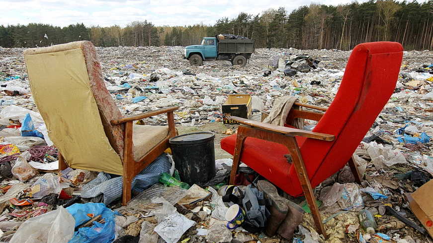 В Одесской области бедная семья на свалке нашла матрас с деньгами: как они решили поступить
