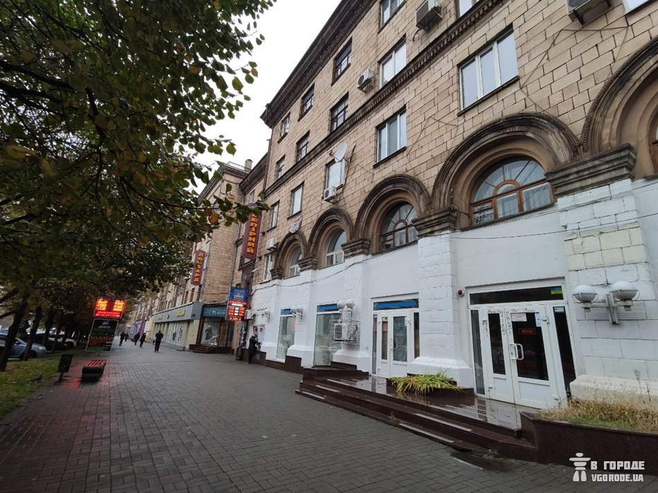 В Запорожье инспекция заметила белый фасад в центре только спустя полгода / фото: Анна Покровская