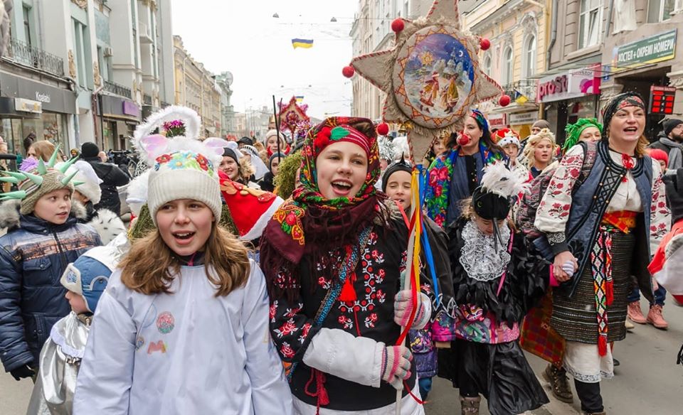 Колядки, кобзари, живые вертепы: в Харькове начался 