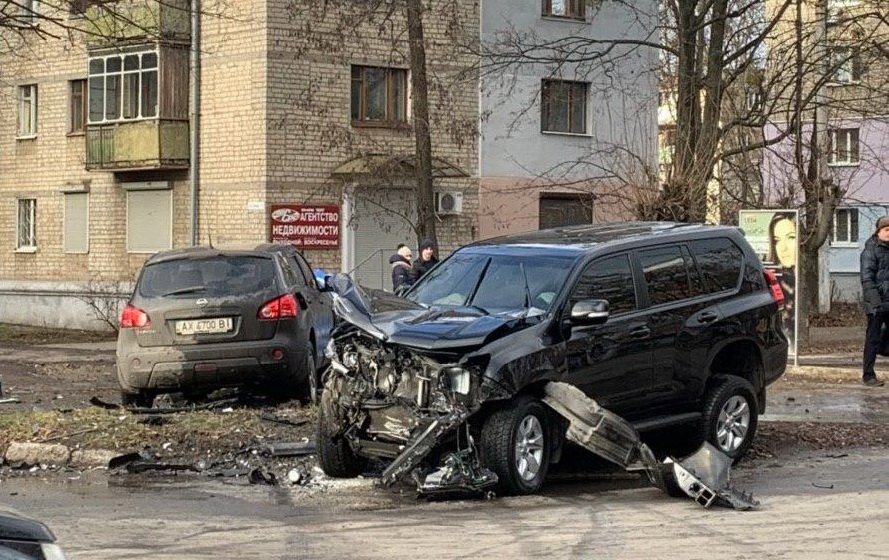 Всмятку: на Новых Домах внедорожник 