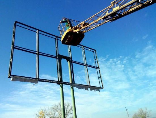 Большая зачистка: в Симферополе снесут полсотни рекламных конструкций