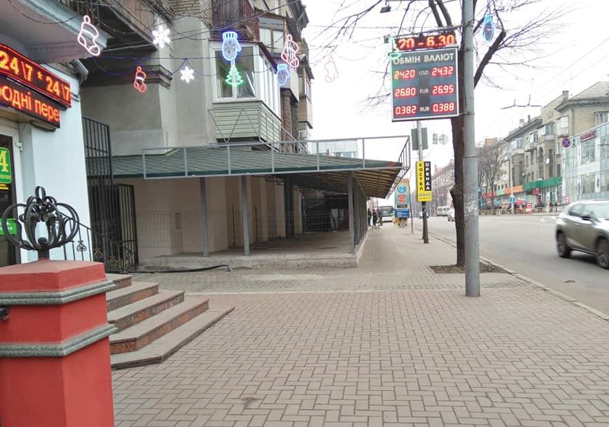 На Анголенко пристройка занимает почти весь тротуар. Фото: fb Elena Sereda