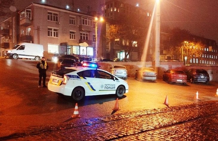 Глубокие трещины на проезжей части: центральную улицу перекрыли из-за угрозы провала асфальта