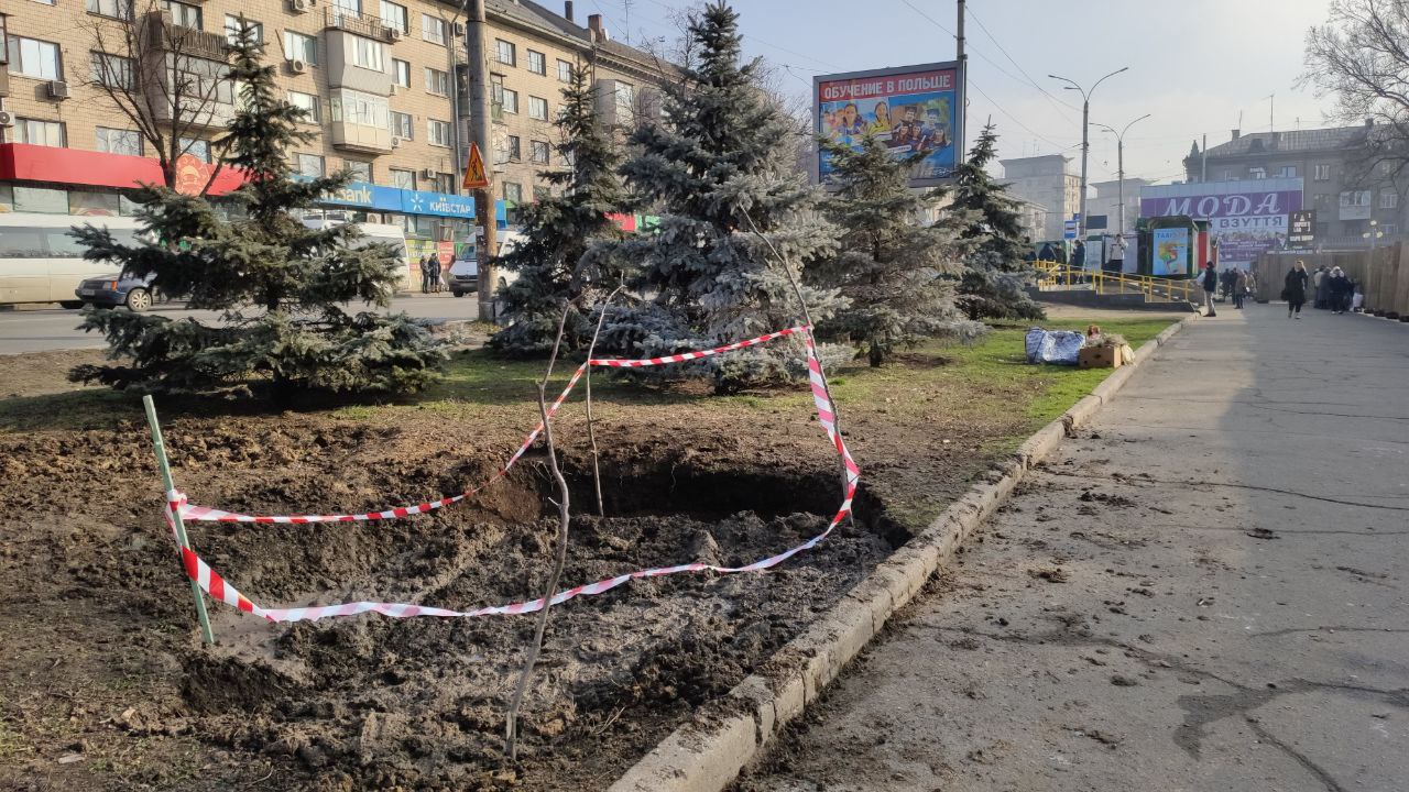 В Запорожье возле Центрального рынка земля провалилась / фото: Vgorode