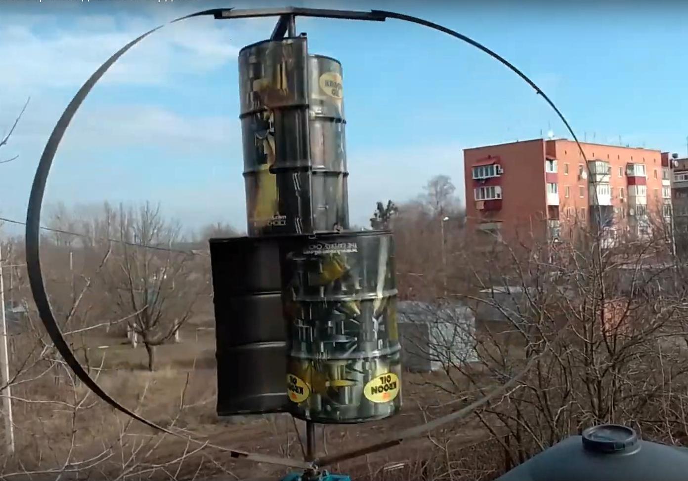 Видеофакт: полтавчанин смастерил ветрогенератор из металлических бочек