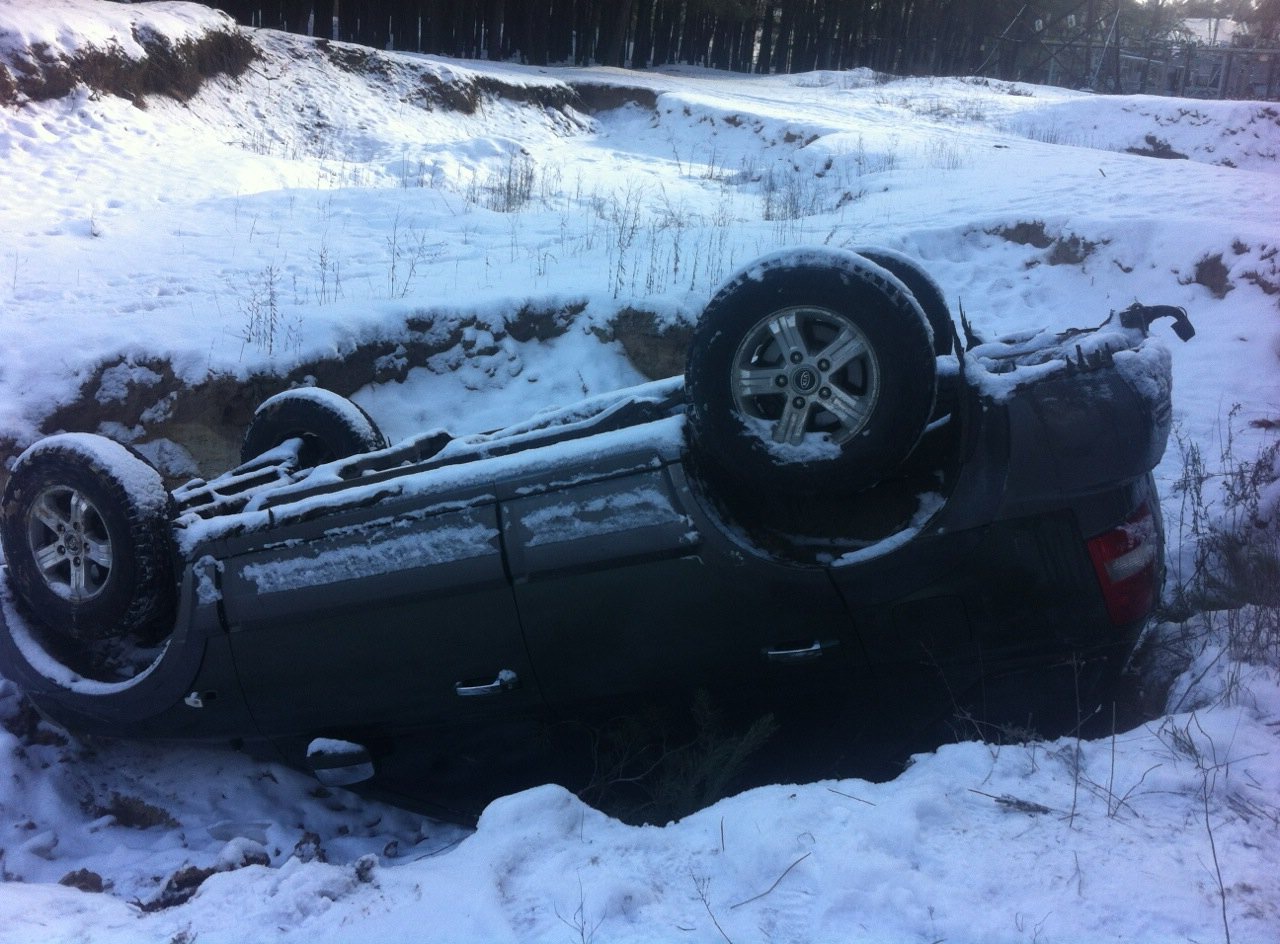 Джип в яме: под Харьковом неизвестные бросили перевернутую 