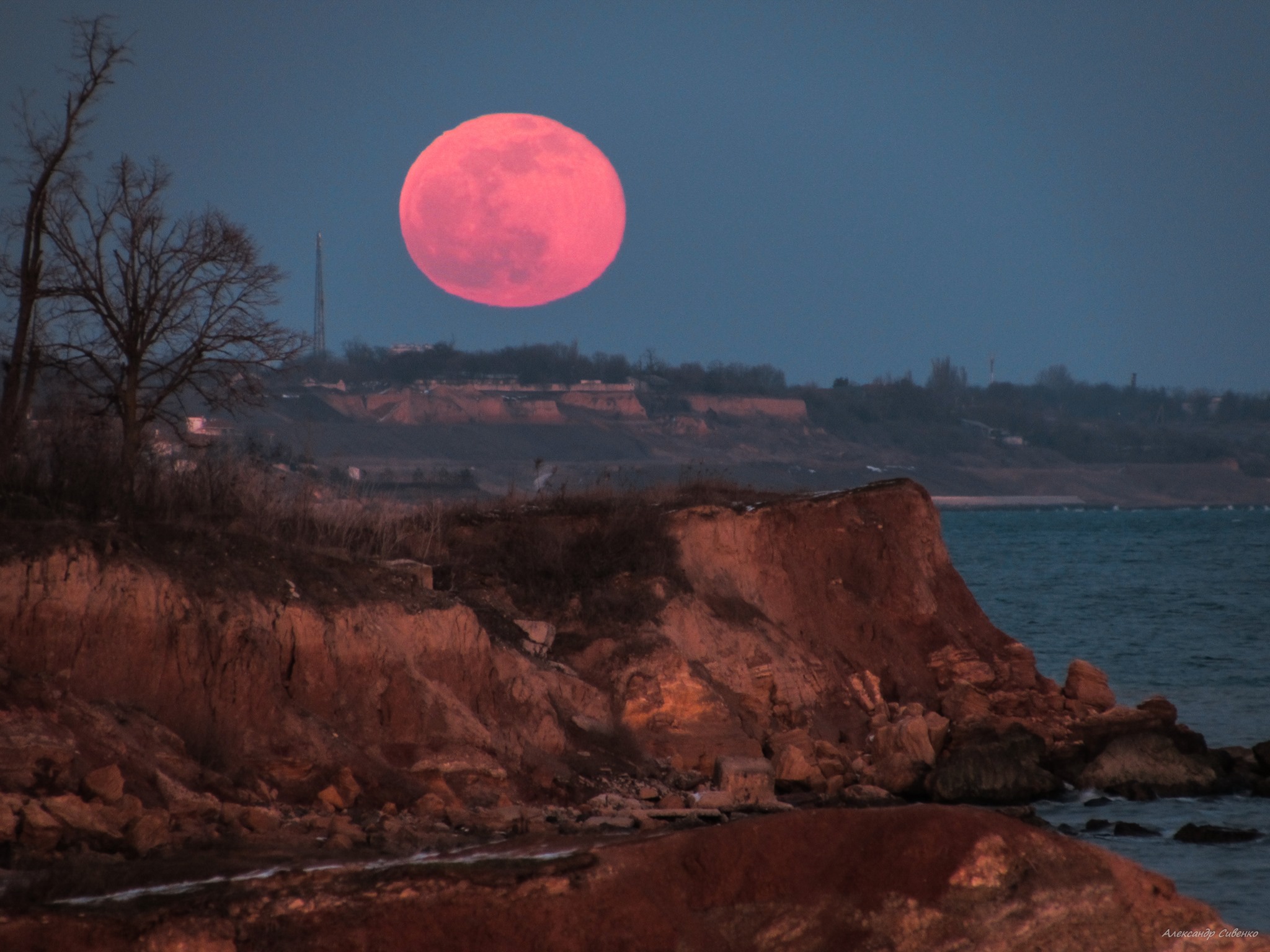 Как фонарь: одесситы любовались февральским полнолунием