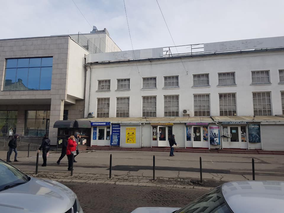 Тримайте його семеро: біля Forum Lviv ураган зірвав дах і кинув на стихійний ринок