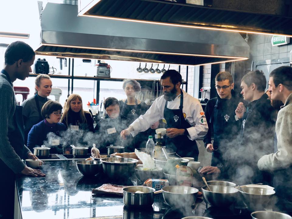 Откроется в День всех влюбленных: как в харьковском ресторане работают люди с инвалидностью