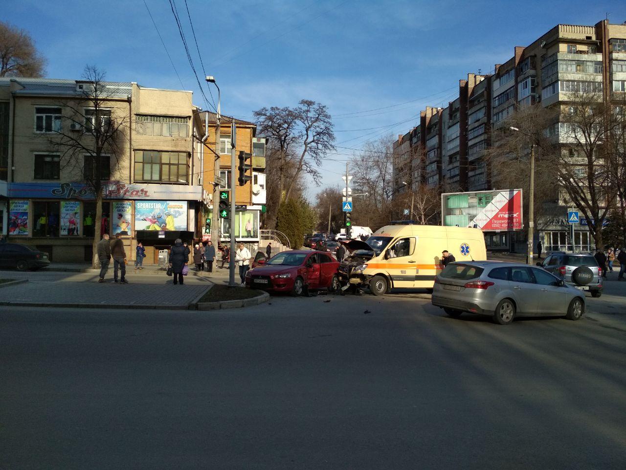 Около ТРЦ "Авороа" легковушка столкнулась с машиной скорой. Фото: Анастасия Панасенко